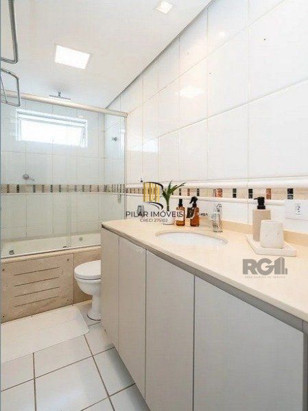 Vende-se apartamento 3 quartos com suíte e duas vagas - 134m² - Moinhos de Vento