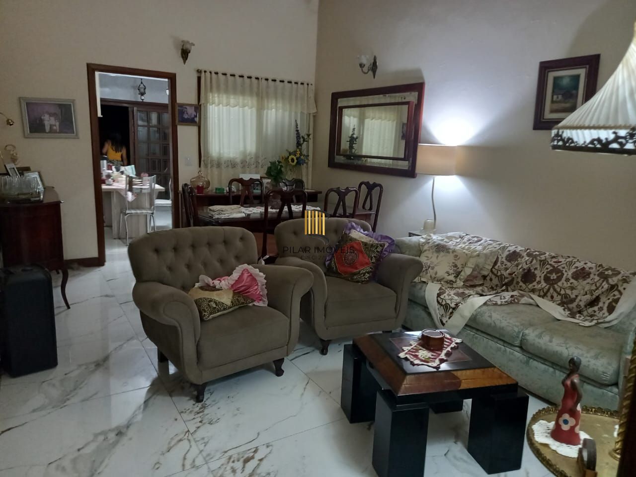 Excelente casa localzada ma Rua Santo Camaratto com 4 D e 1 suite