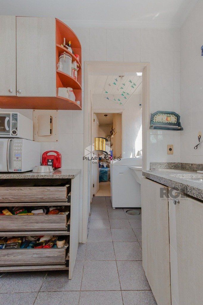 Vende-se excelente cobertura 2 quartos com suíte, 3 vagas de garagem com 156m² no Petrópolis