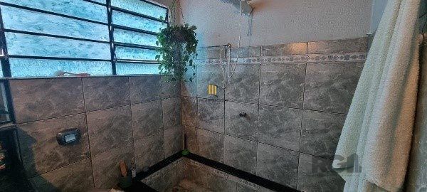 Vende-se ampla casa 6 quartos, 2 suítes, 5 vagas de garagem, churrasqueira e duas entradas individuais - 360m² - Chácara das Pedras
