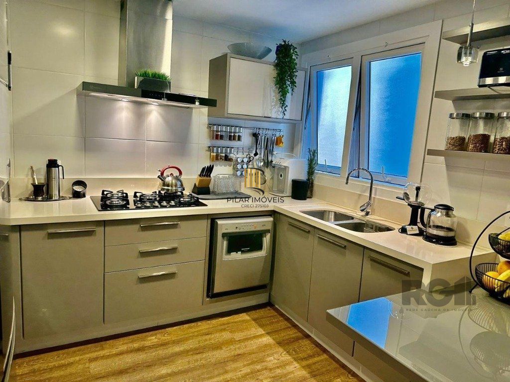 Vende-se luxuoso apartamento com 3 suítes, 2 vagas, lareira no bairro Rio Branco com 133m²