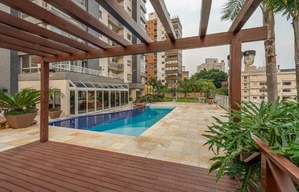 Vende-se amplo apartamento de 195m², 3 Suítes, 3 Vagas, localizado no bairro Bela Vista