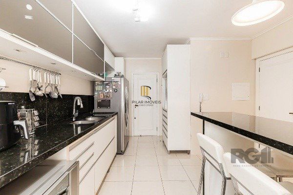 Apartamento Amplo de 3 Dormitórios com Suíte, Lareira e Infraestrutura Completa - 146m² - Mont Serrat