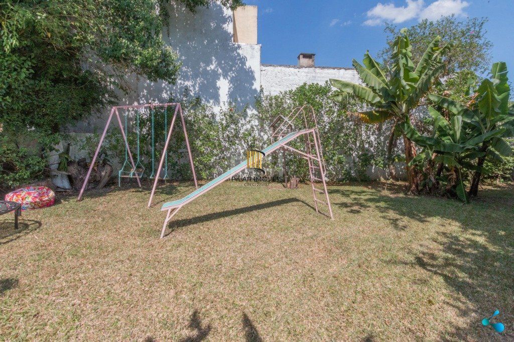 Casa para Venda - 240m², 3 dormitórios, sendo 1 suites, 3 vagas - Partenon