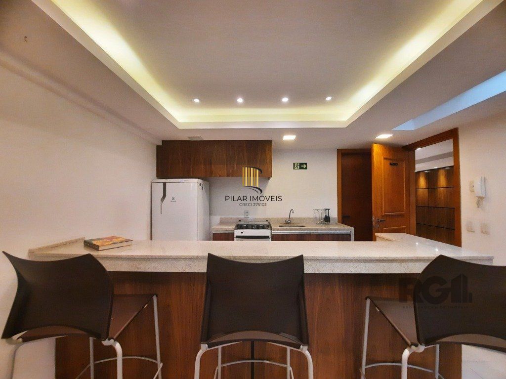 Vende-se apartamento impecável 2 quartos com suíte, 2 vagas cobertas, próximo da PUCRS - 80m² - Jardim Botânico