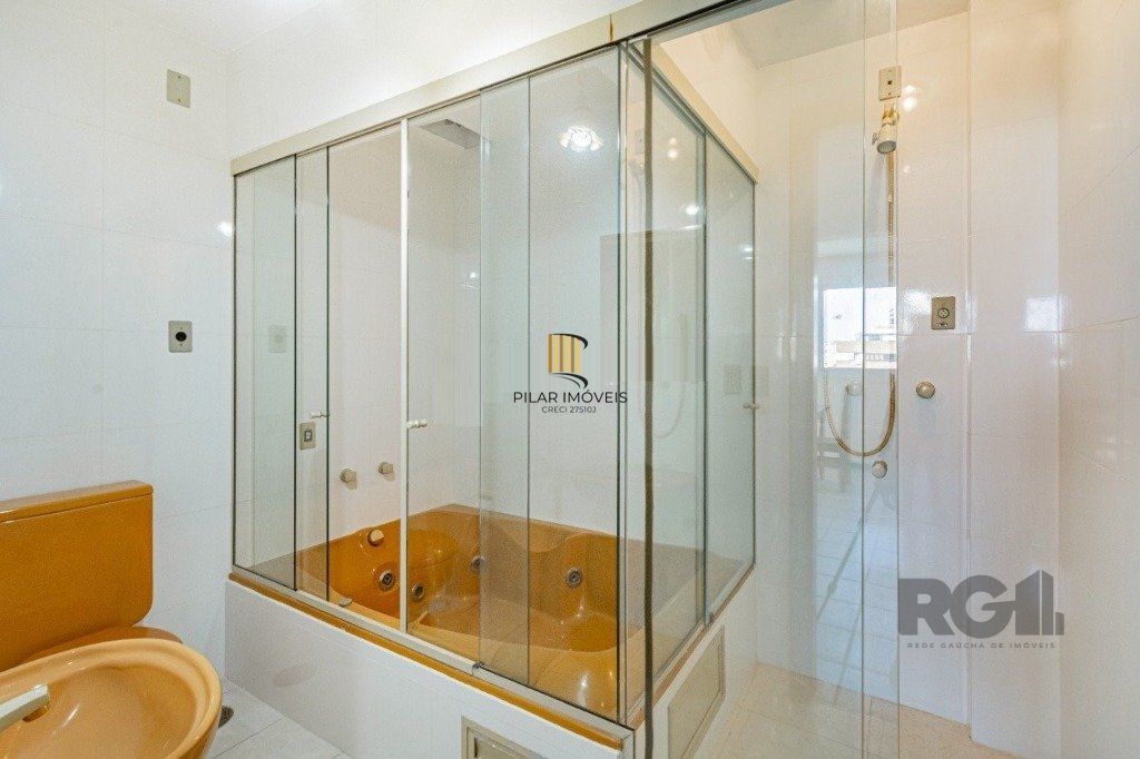 Vende-se ampla cobertura com 3 dormitórios 3 vagas - 269m² - Bairro Moinhos de Vento