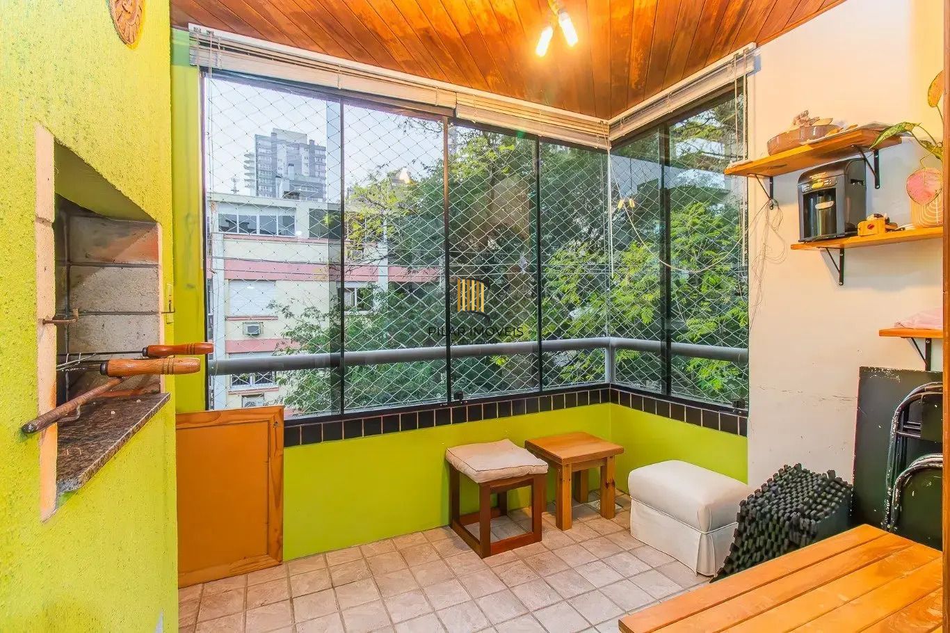 Vende-se apartamento com 2 quartos, 1 vaga e sacada com churrasqueira - Bela Vista