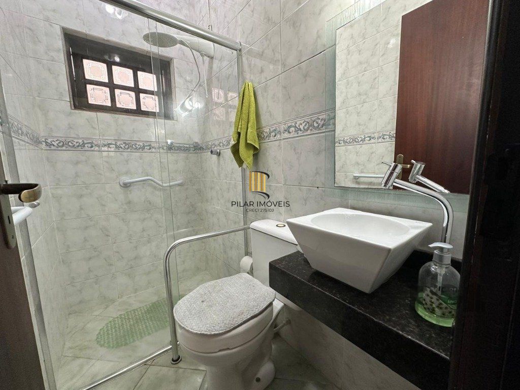 Vende-se ampla casa 3 quartos com hidro, 2 vagas, living com ladeira e salão de festas com churrasqueira - 260m² - Medianeira