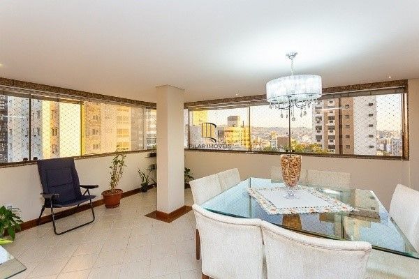 Vende-se luxuosa cobertura 329m² com 3 suítes e 3 vagas de garagem no Petrópolis