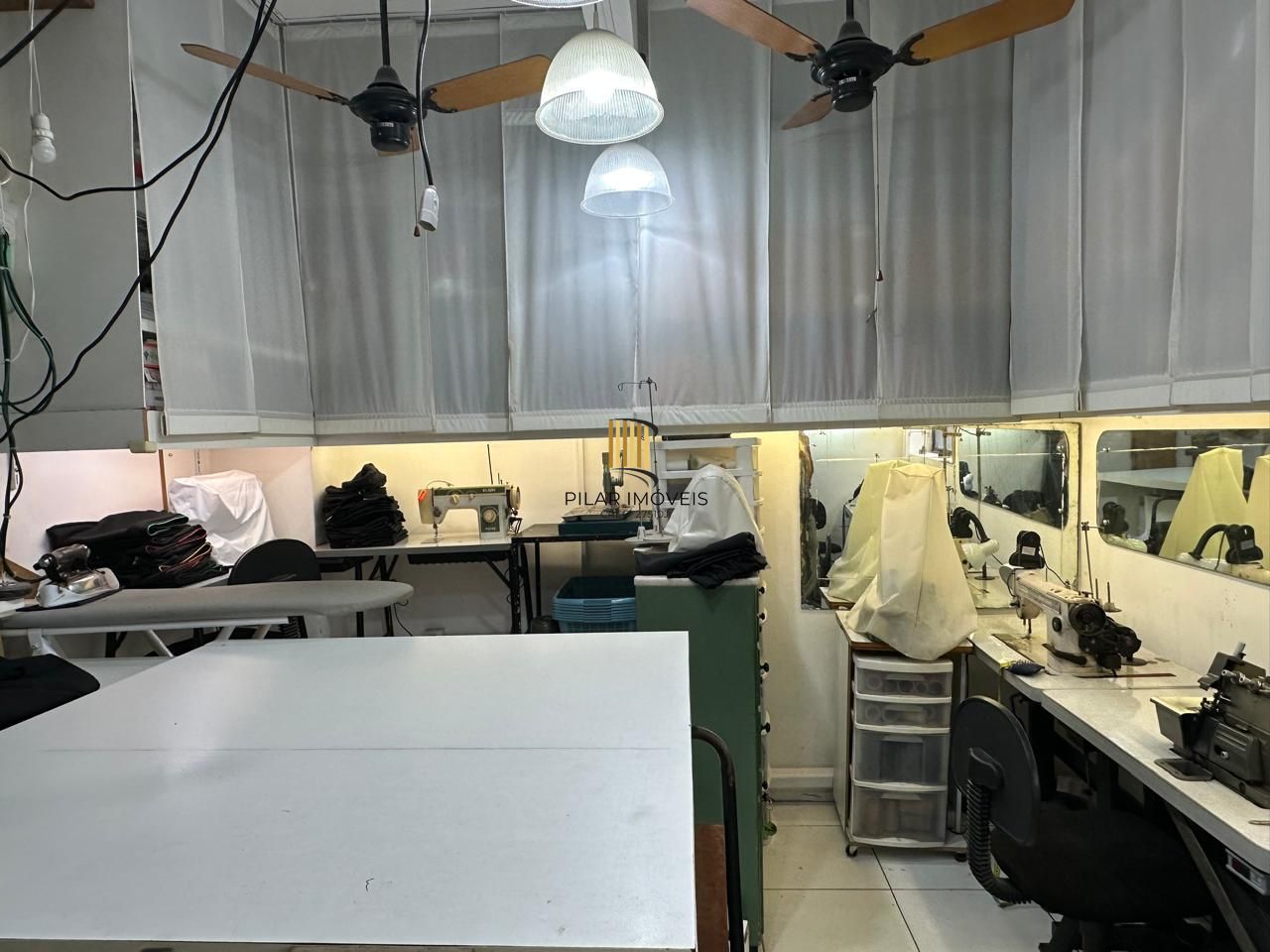 Vende-se loja térrea com 2 pavimentos - Moinhos de Vento