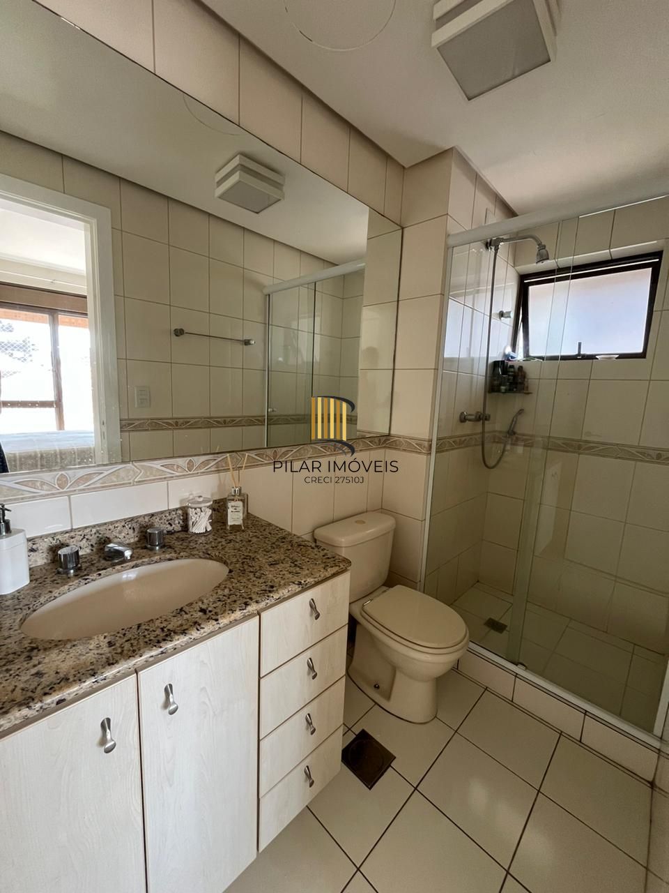 Vende-se apartamento com 2 quartos, suíte e sacada com churrasqueira – 74 m² - Bom Fim