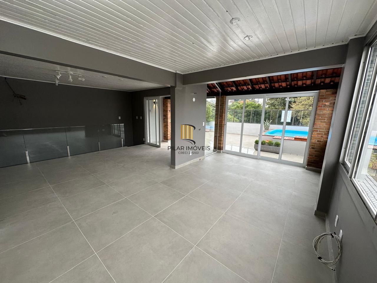 Vende-se cobertura com 2 quartos(2 suítes), piscina, 2 vagas e 235 m² – Mont`Serrat