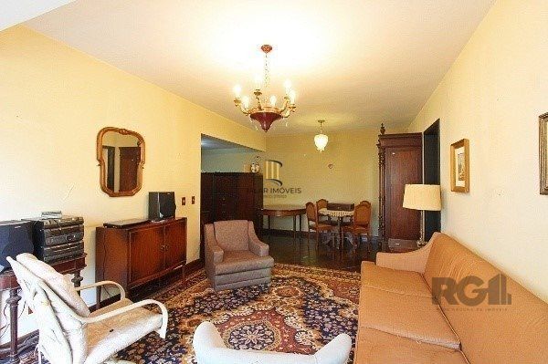 Vende-se amplo apartamento 3 quartos com suíte e 2 vagas no coração do Moinhos de vento, com 134m²