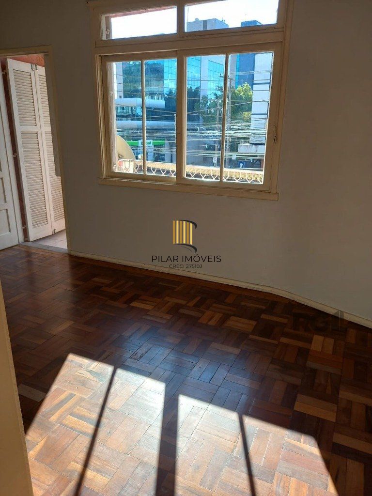 Apartamento com 4 dormitórios, com uma sacada no Bairro São João.
