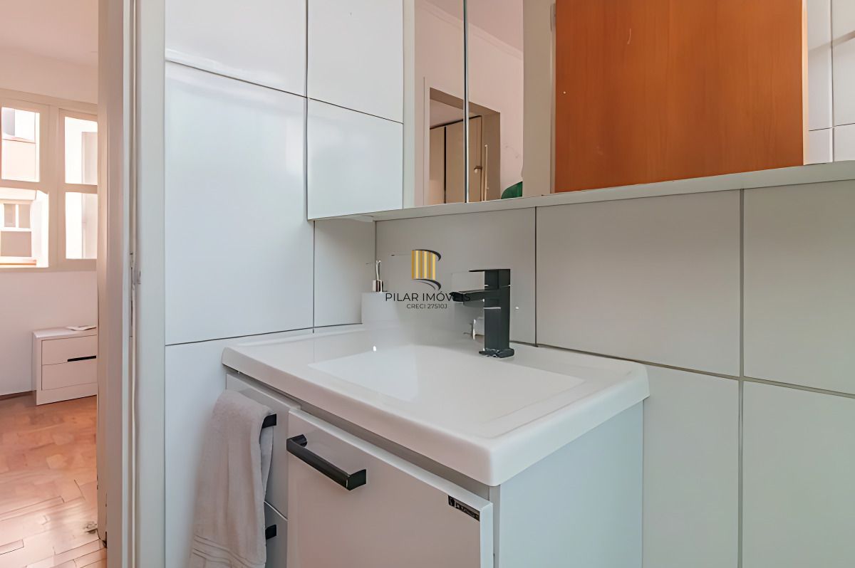 Vende-se apartamento semi-mobiliado com 2 quartos e 41m² - Menino Deus