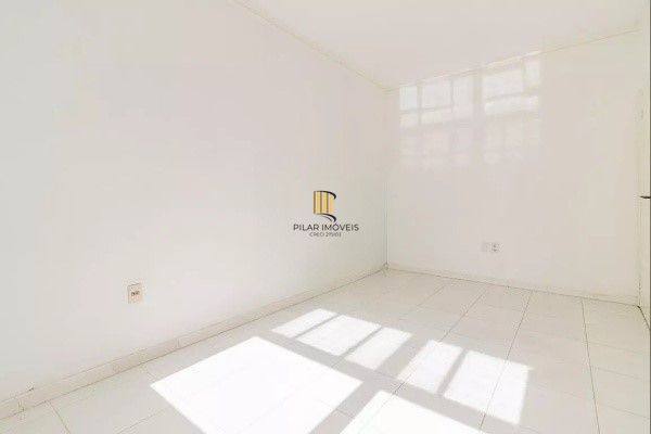 Vende-se apartamento semi-mobiliado de 2 quartos - Menino Deus