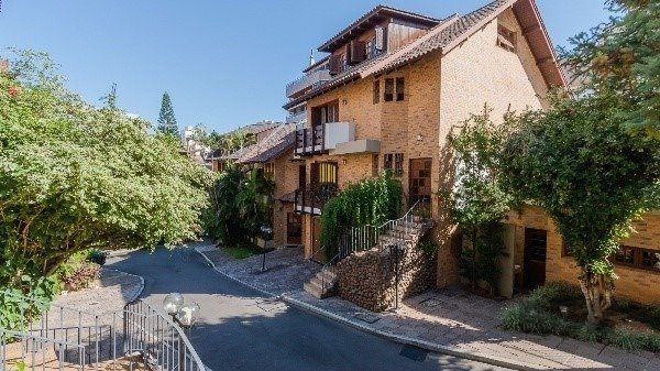 Vende-se ampla casa em condomínio com 3 quartos, suite master, sacada, perto da Encol - 292m² - Bela Vista