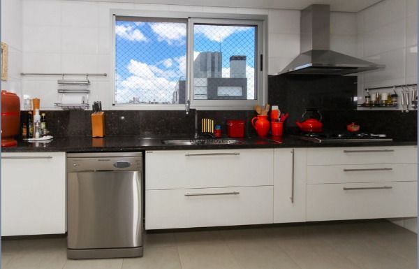 Vende-se amplo apartamento de 195m², 3 Suítes, 3 Vagas, localizado no bairro Bela Vista