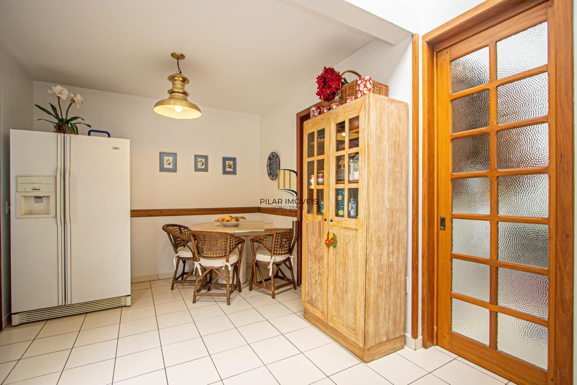 Apartamento mobiliado com 4 quartos, hidromassagem e 2 vagas -254 m²- Petrópolis