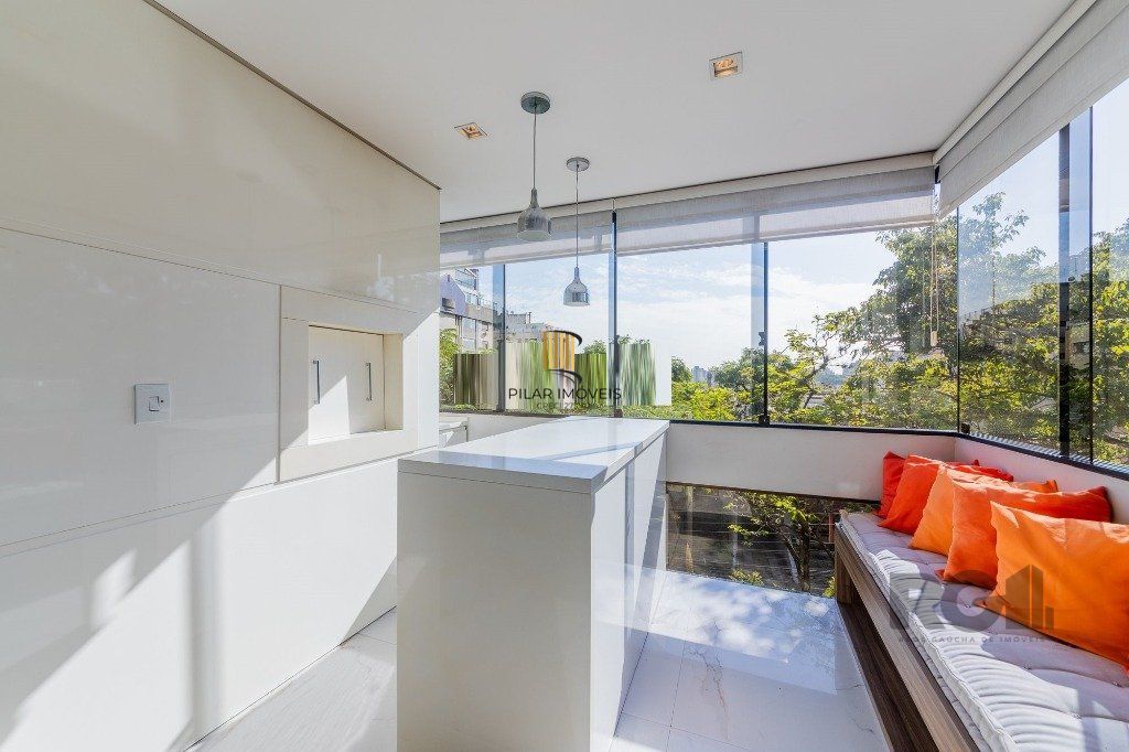 Vende-se excelente apartamento 2 quartos c/ 2 suítes, 2 vagas, living com lareira, sacada e churrasqueira - 98m² - Auxiliadora