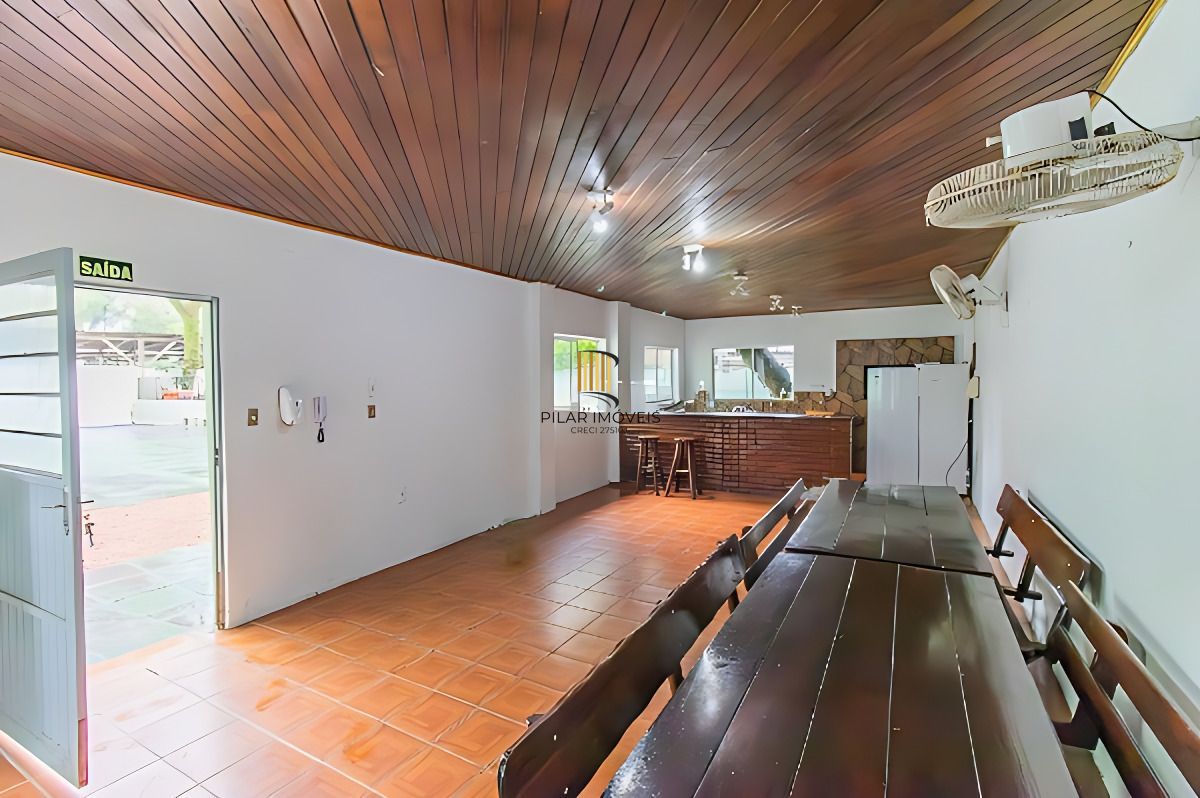 Vende-se apartamento com 3 quartos com closet - Petrópolis