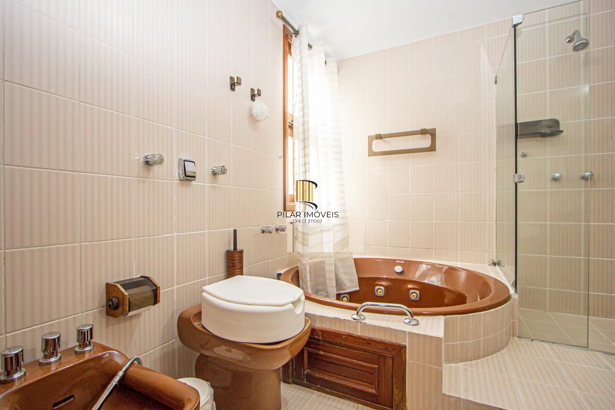 Apartamento mobiliado com 4 quartos, hidromassagem e 2 vagas -254 m²- Petrópolis
