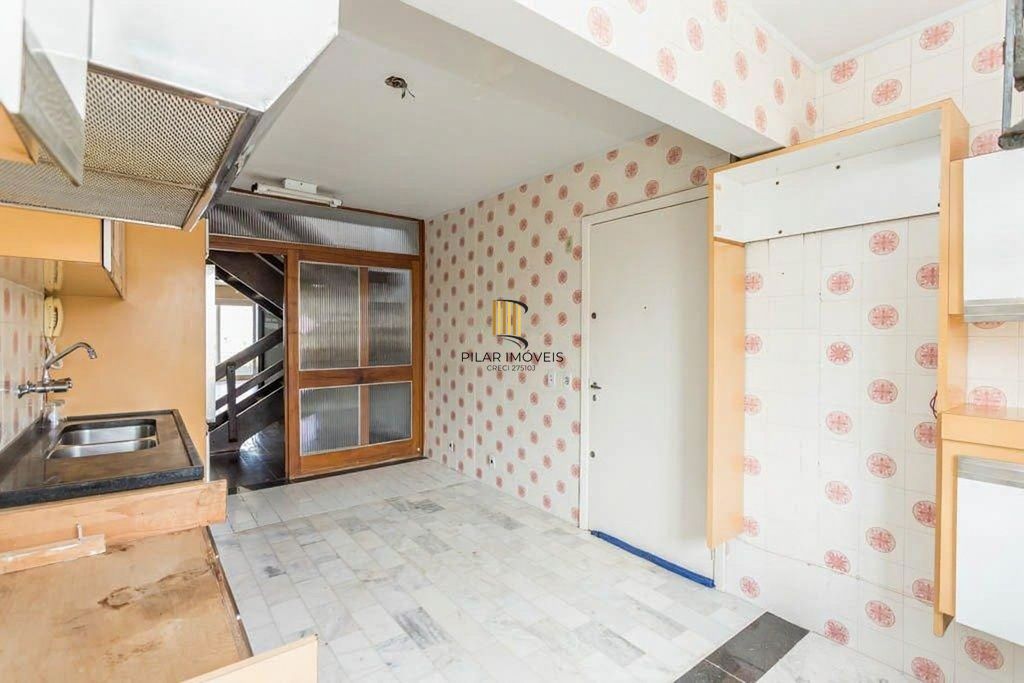 Vende-se ampla cobertura com 3 quartos (1 suíte), 283m² e 2 vagas - Petrópolis