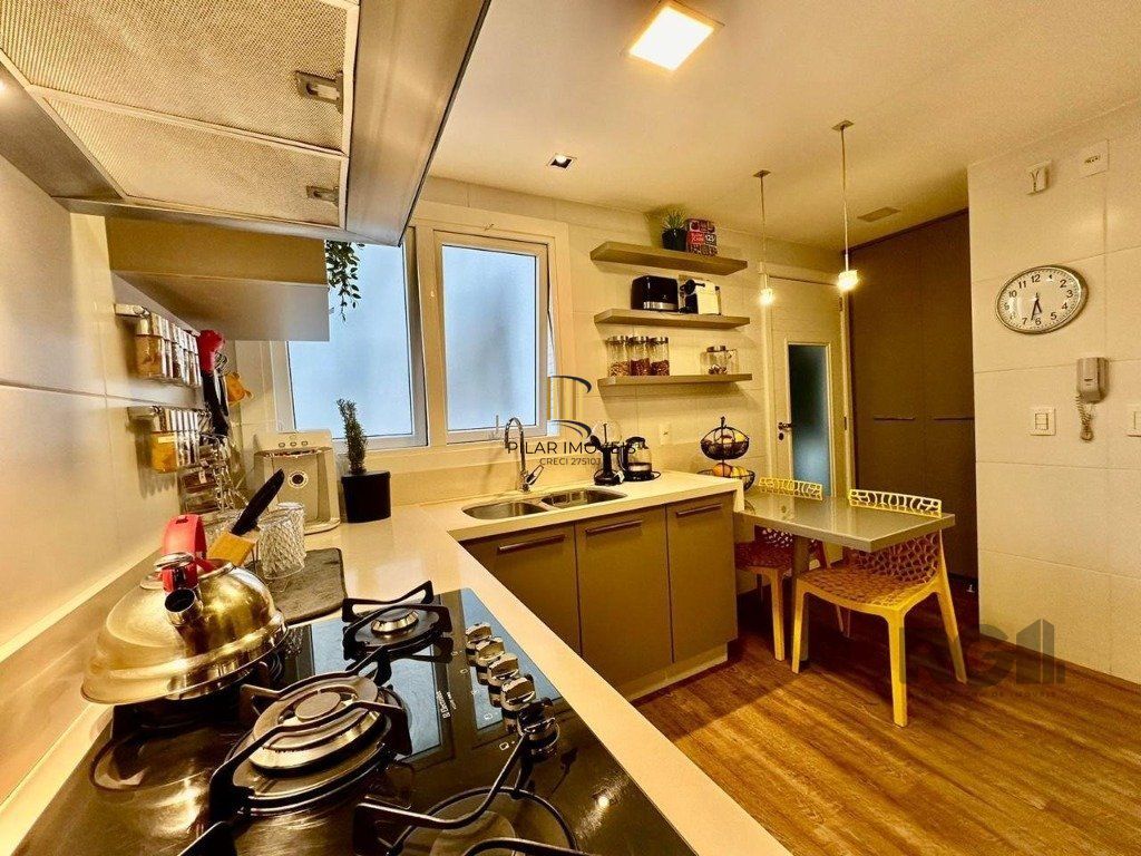 Vende-se luxuoso apartamento com 3 suítes, 2 vagas, lareira no bairro Rio Branco com 133m²