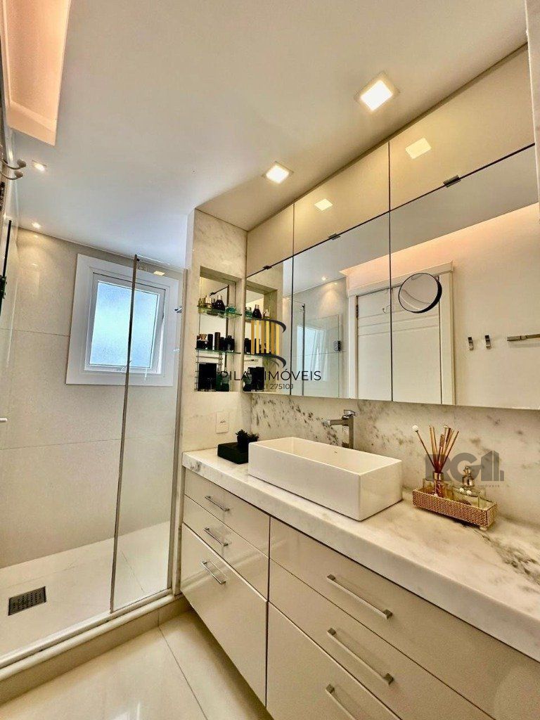 Vende-se luxuoso apartamento com 3 suítes, 2 vagas, lareira no bairro Rio Branco com 133m²