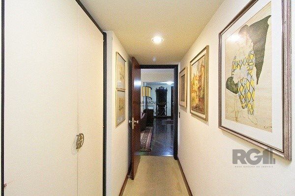 Vende-se amplo apartamento 3 quartos com suíte e 2 vagas no coração do Moinhos de vento, com 134m²