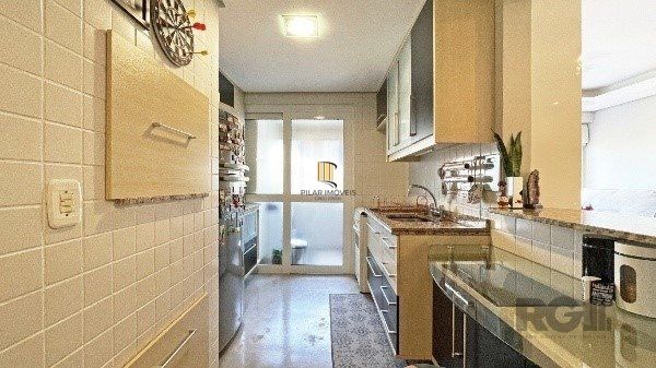 Apartamento de 2 dormitórios, 1 suíte e 1 vaga de garagem coberta e escriturada no bairro Floresta