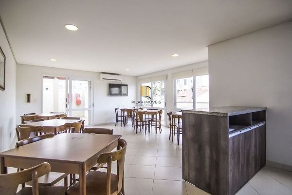 Vende-se apartamento com 2 quartos (1 suíte), 74m² e 2 vagas – Petrópolis