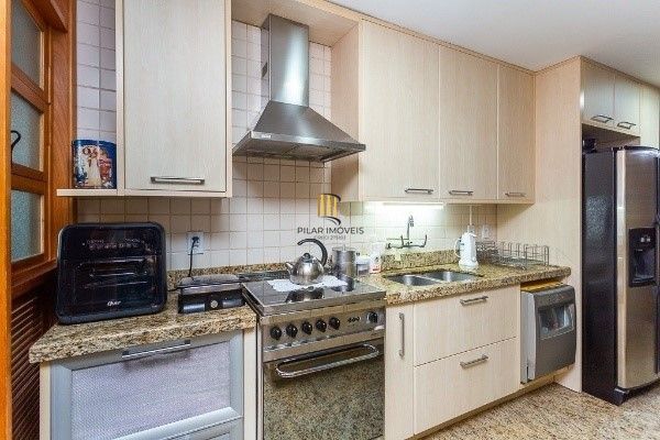 Vende-se luxuosa cobertura 329m² com 3 suítes e 3 vagas de garagem no Petrópolis