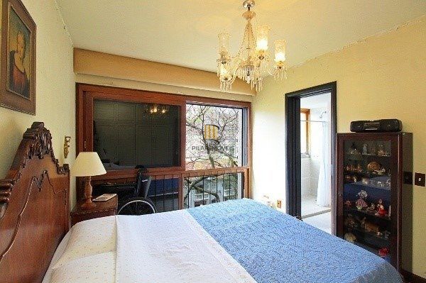 Vende-se amplo apartamento 3 quartos com suíte e 2 vagas no coração do Moinhos de vento, com 134m²