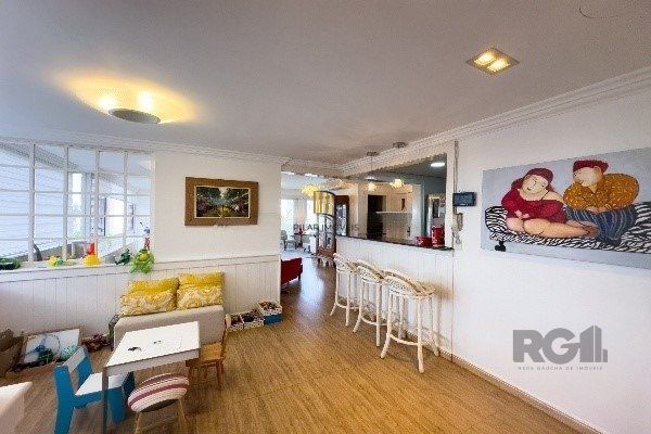 Apartamento de 3 Dormitórios com Suíte e 2 Vagas no Bairro Petrópolis - 160m²