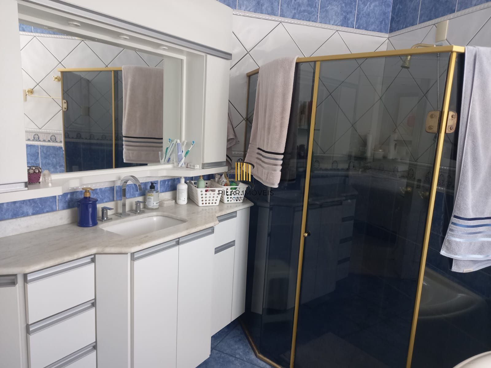 Vende-se sobrado com 5 quartos (3 suítes), 428m² e 3 vagas – Alto Petrópolis