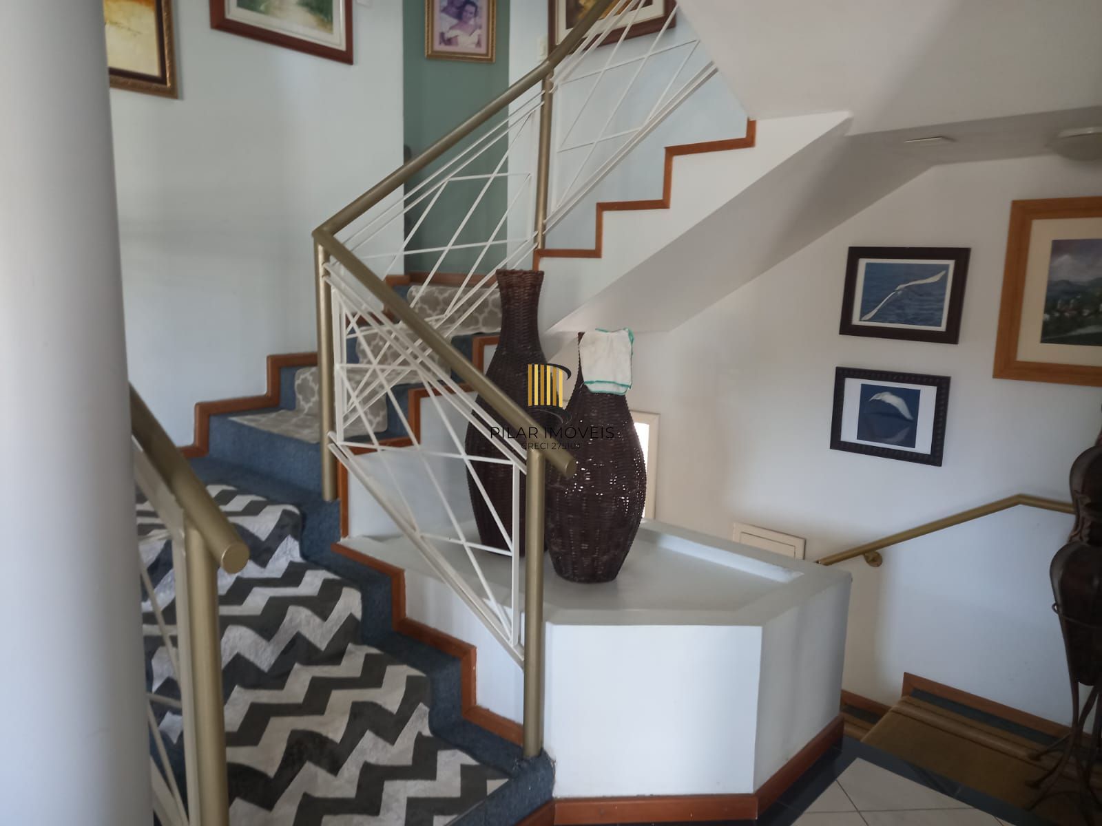 Vende-se sobrado com 5 quartos (3 suítes), 428m² e 3 vagas – Alto Petrópolis