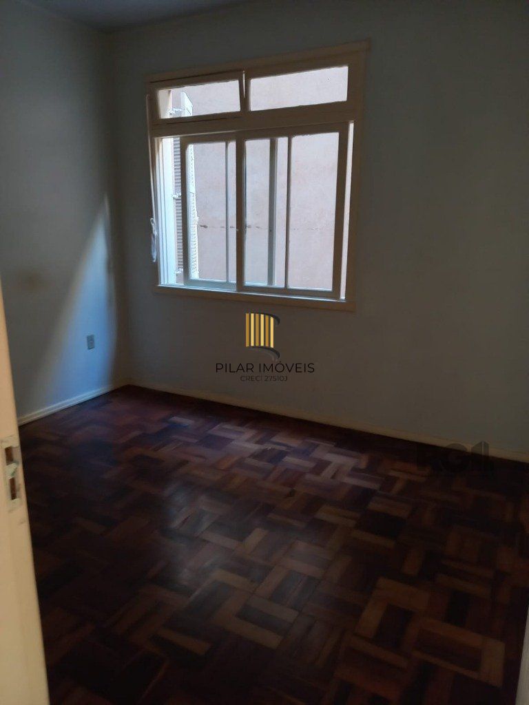 Apartamento com 4 dormitórios, com uma sacada no Bairro São João.