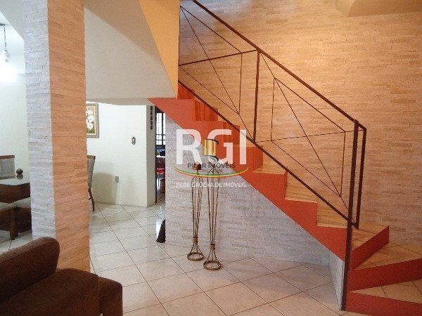 Casa à Venda – 320m², 3 Dormitórios (1 Suíte), 5 Vagas – Partenon