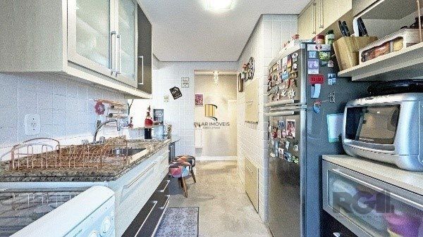 Apartamento de 2 dormitórios, 1 suíte e 1 vaga de garagem coberta e escriturada no bairro Floresta