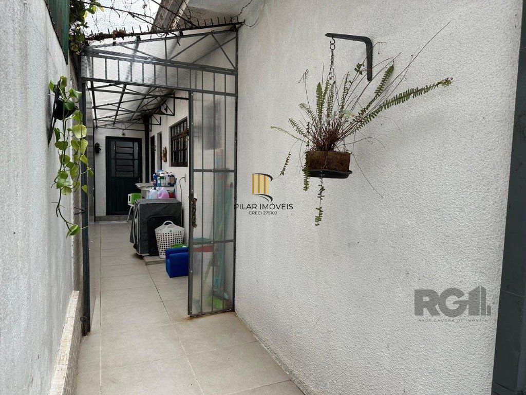 Vende-se ampla casa 3 quartos com hidro, 2 vagas, living com ladeira e salão de festas com churrasqueira - 260m² - Medianeira