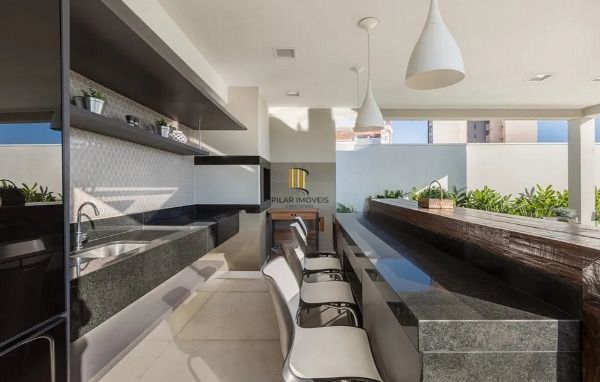 Vende-se amplo apartamento com 3 suítes, 126m² e 2 vagas - Petrópolis