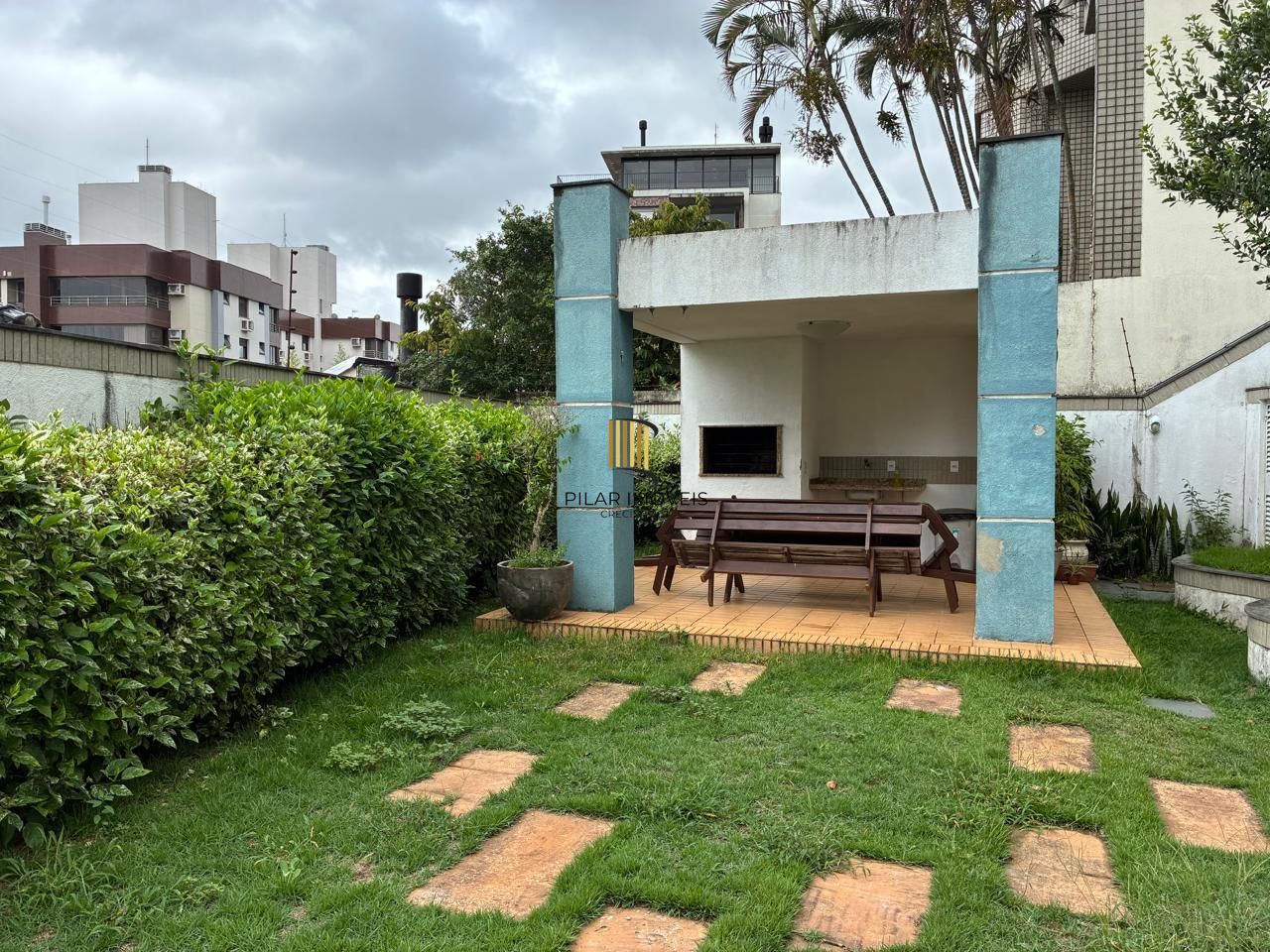 Vende-se amplo apartamento 3 quartos com suíte e 2 vagas no Menino Deus  - 158,4m²