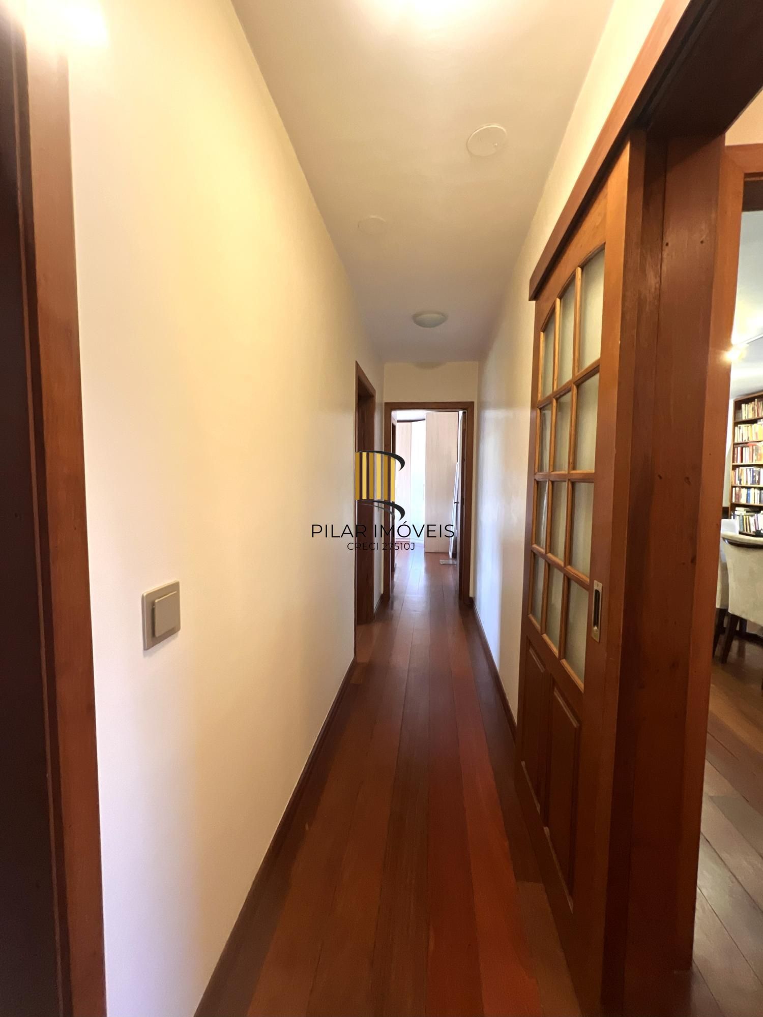 Apartamento com 3 dormitórios, sendo 1 suíte, lareira e 2 vagas no Menino Deus