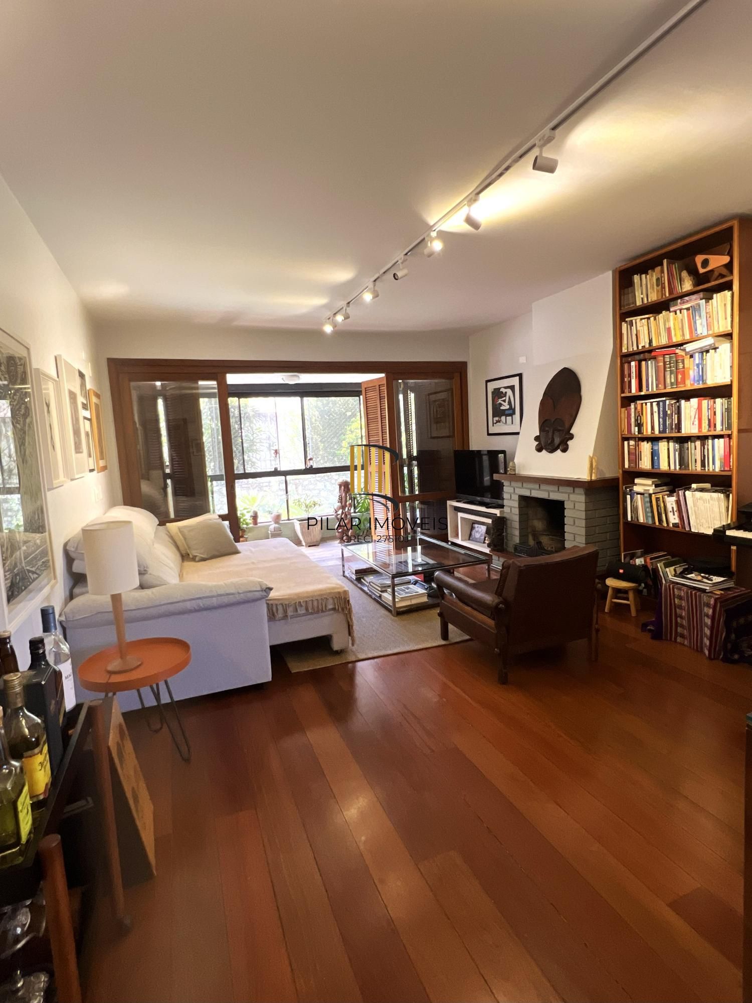 Apartamento com 3 dormitórios, sendo 1 suíte, lareira e 2 vagas no Menino Deus