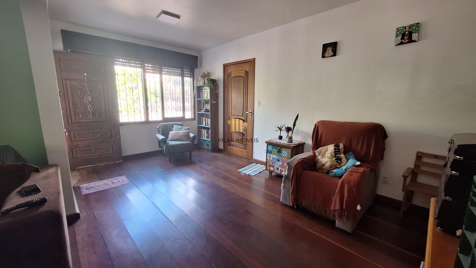 Casa com pátio frente e fundos , lareira churrasqueira, vaga proximo a Av do Forte.