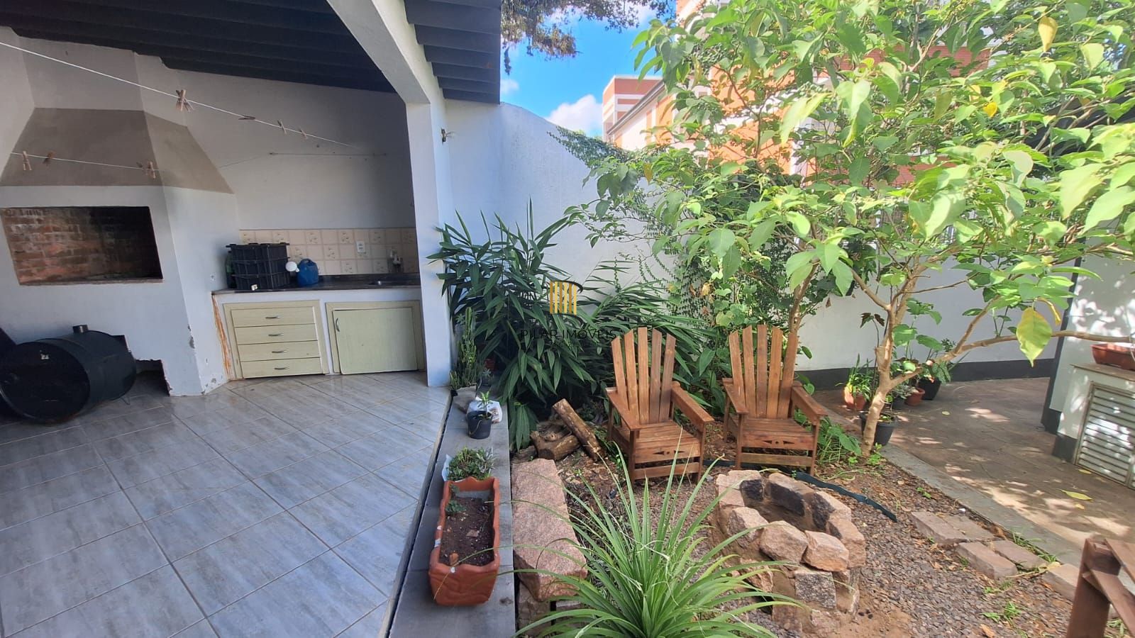 Casa com pátio frente e fundos , lareira churrasqueira, vaga proximo a Av do Forte.