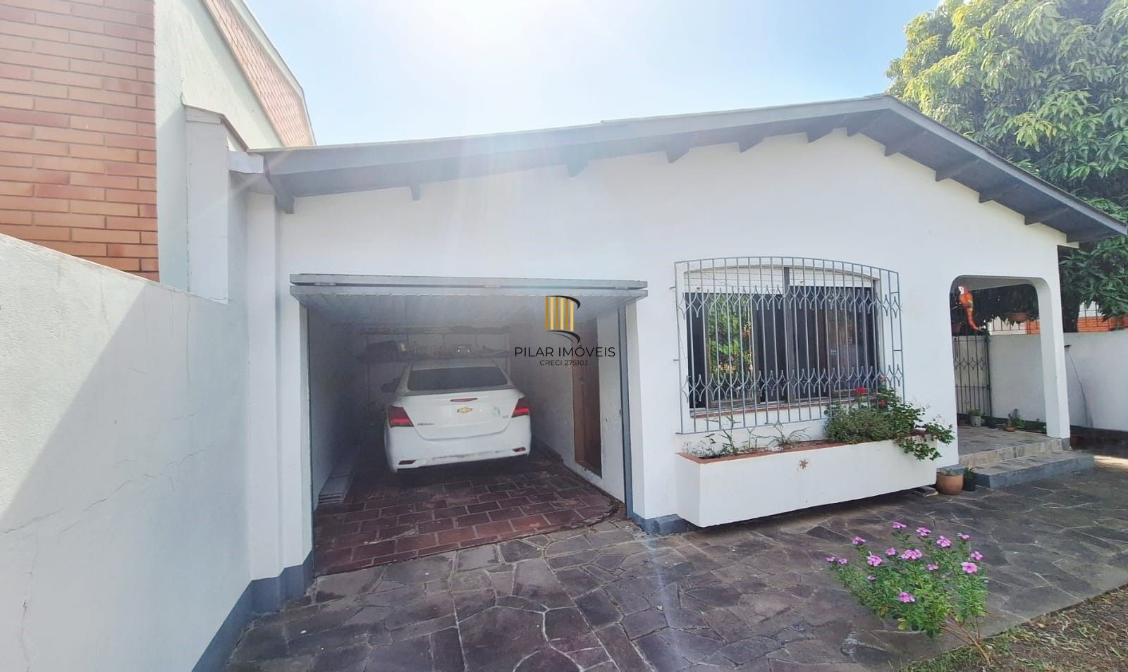 Casa com pátio frente e fundos , lareira churrasqueira, vaga proximo a Av do Forte.