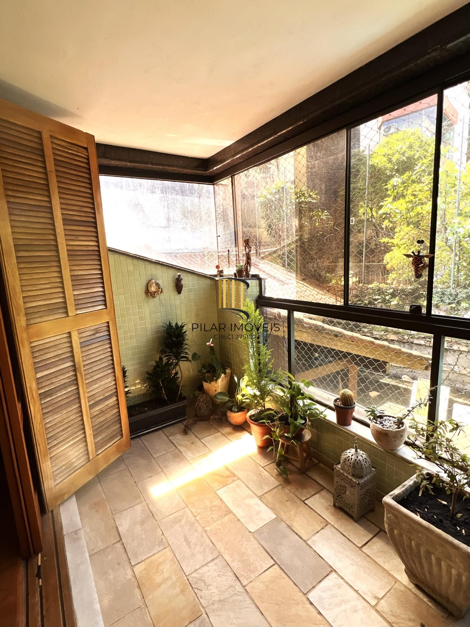 Apartamento com 3 dormitórios, sendo 1 suíte, lareira e 2 vagas no Menino Deus