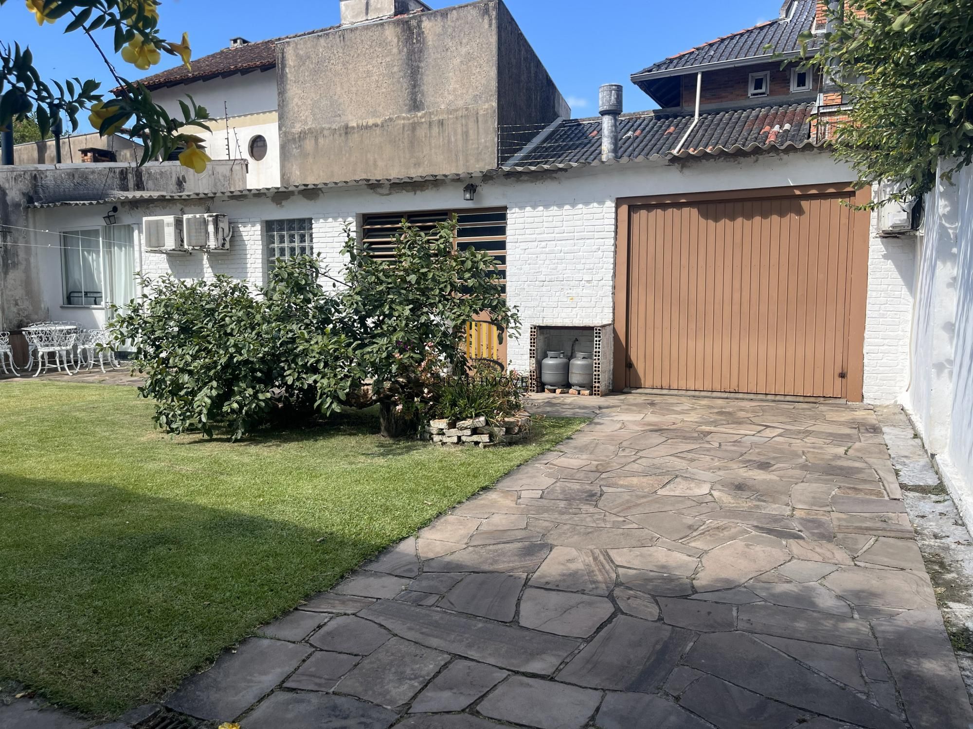 Casa térrea, com 2 dormitórios, 3 vagas, no bairro Ipanema, Porto Alegre, RS